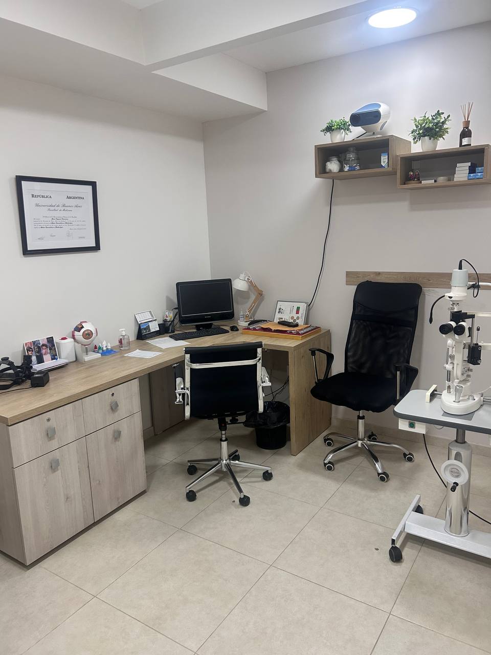 Consultorio con equipamiento oftalmológico