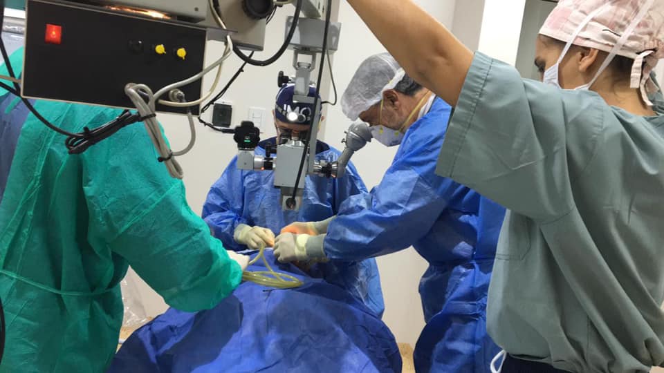 Equipo médico en quirófano
