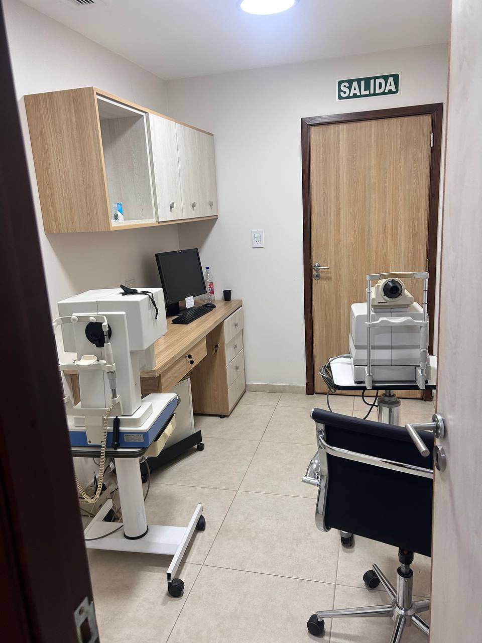 Sala de exámenes con múltiples equipos